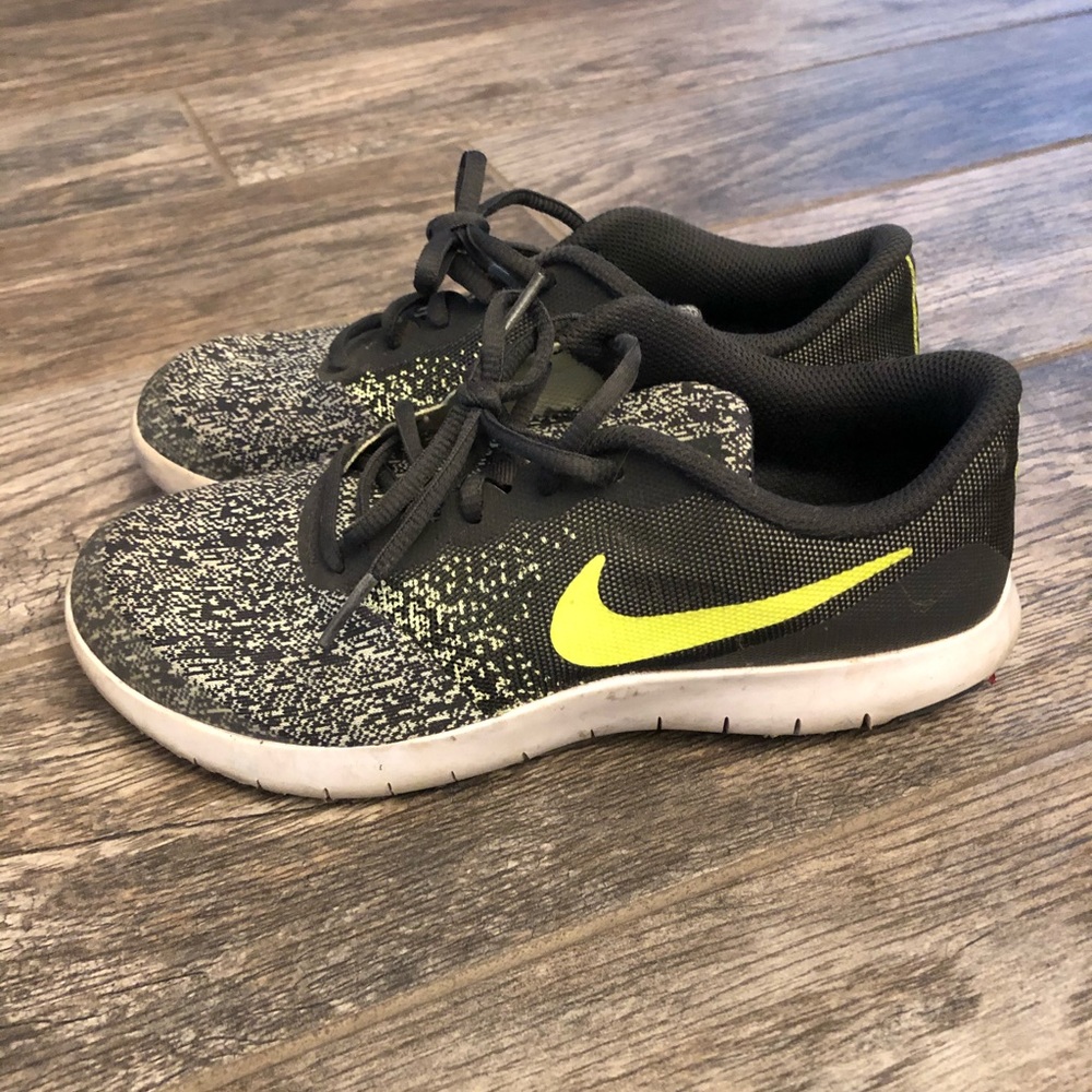 Boys Nike Flex Contact lace up sneakers